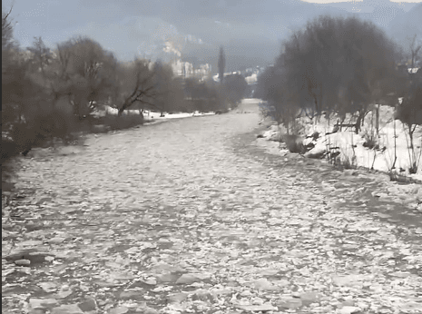 На Закарпатті через потепління та дощі розпочався льодохід на річках