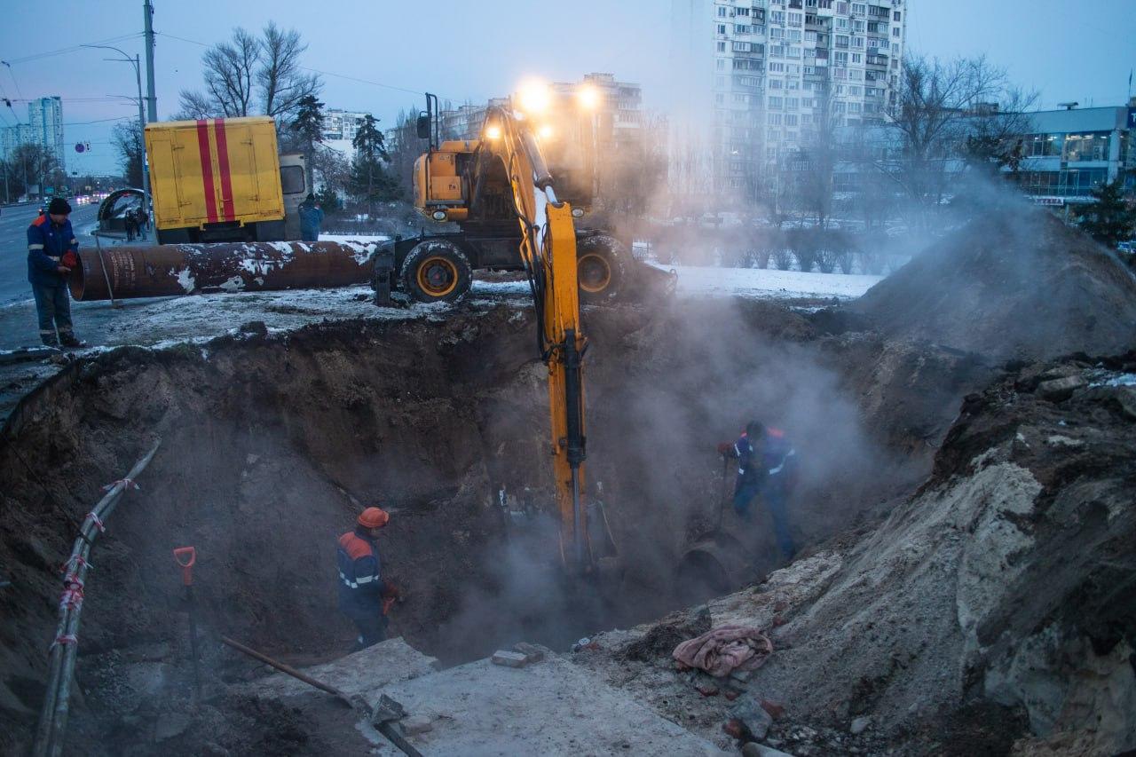 Столичним комунальникам виплатили премії за цілодобову роботу у складних умовах