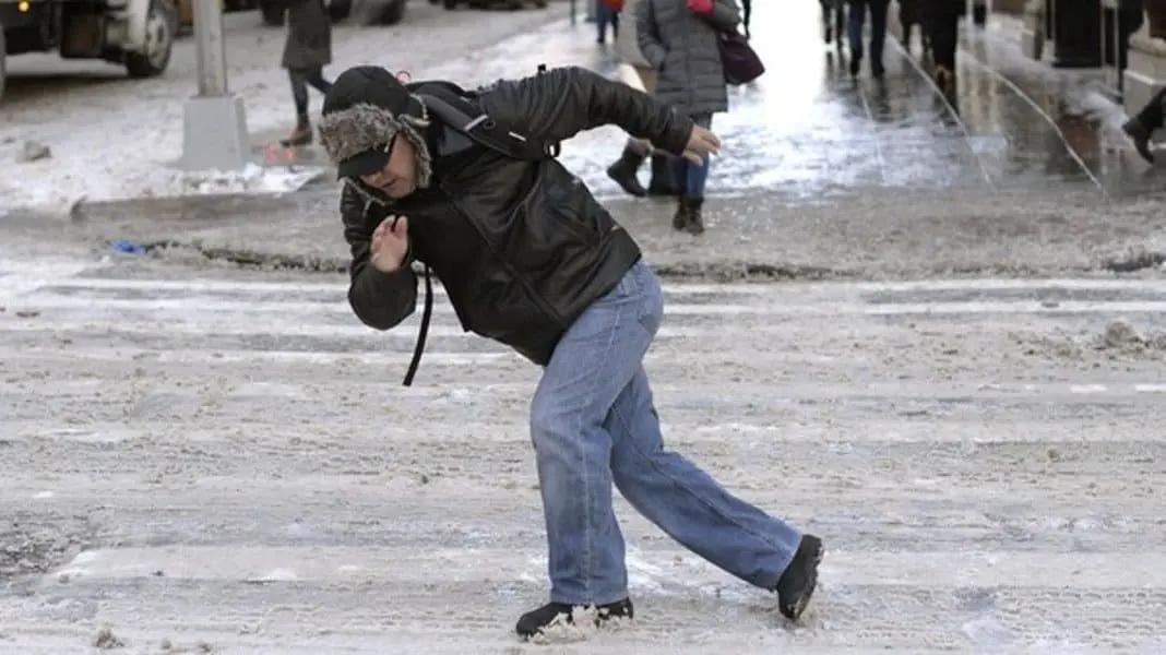 На Київщині оголосили жовтий рівень небезпеки через ожеледицю 26 лютого