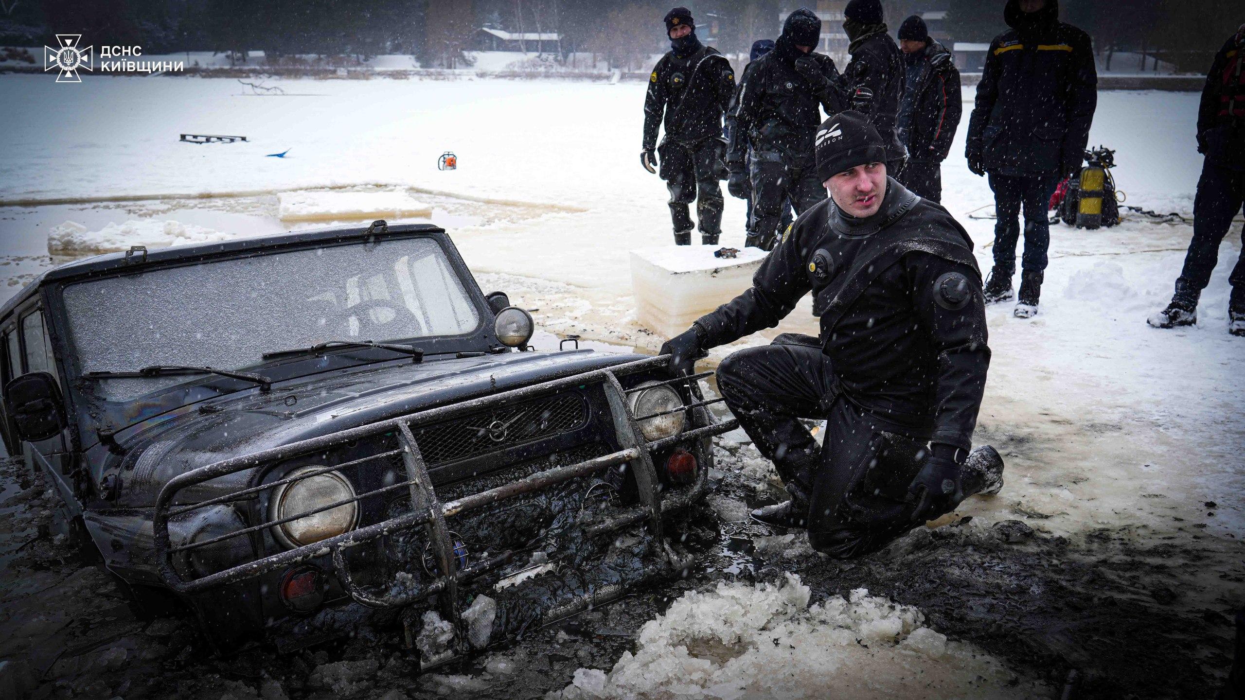 На Київщині під лід провалився автомобіль із двома чоловіками: одного загиблого знайшли (фото)