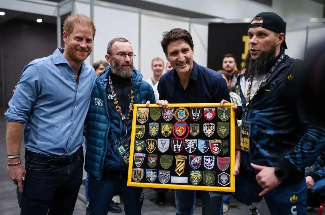 У кабінеті принца Гаррі помітили стенд із шевронами підрозділів ЗСУ