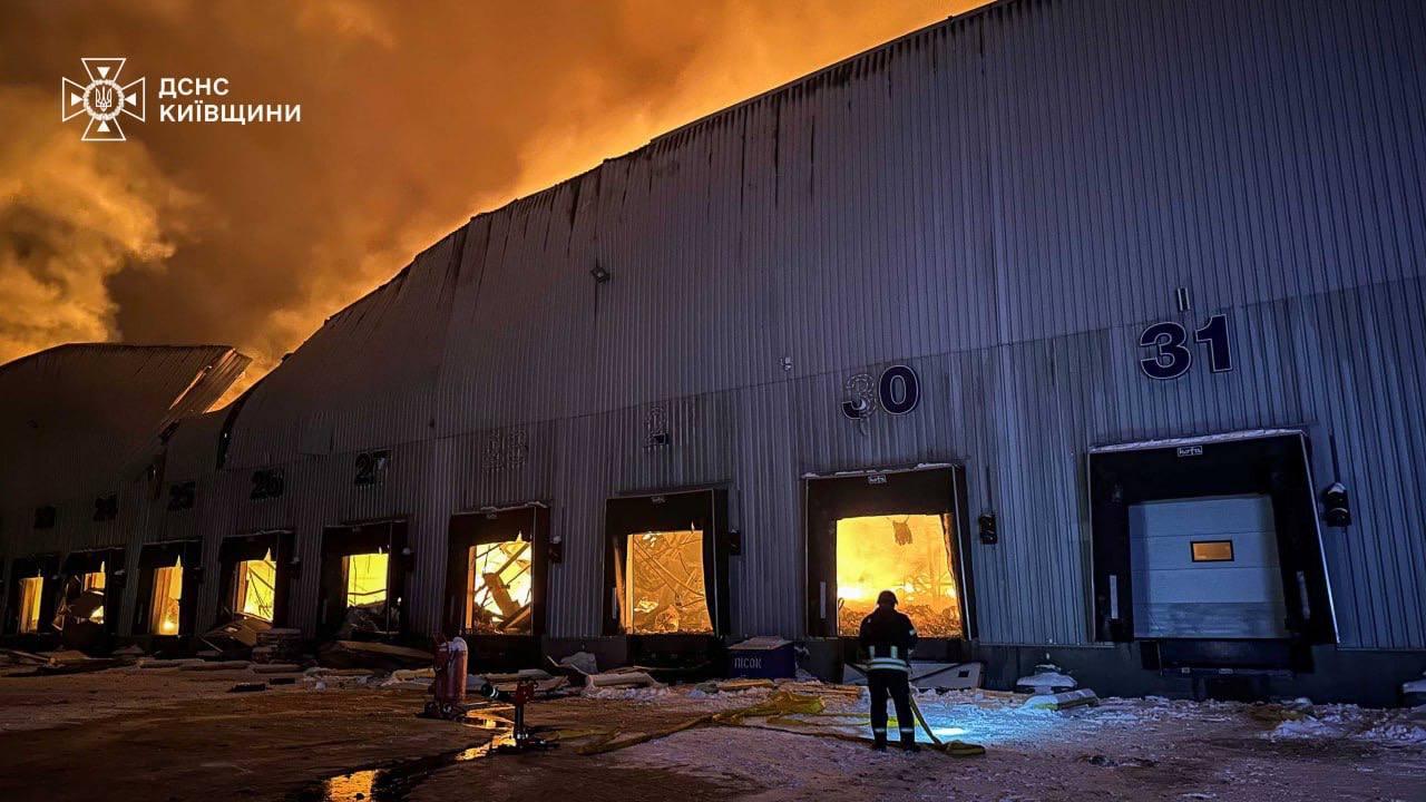 Пожежа на складському приміщенні на Київщині після атаки БПЛА
