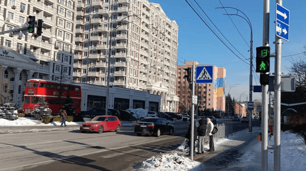 На небезпечному пішохідному переході біля ЖК «Нова Англія» з’явився безбар’єрний світлофор