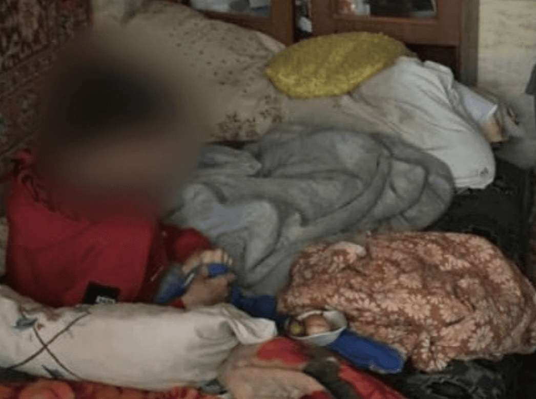 Киянка на два тижні залишила 14-річного сина із травмованою ногою без їжі та води