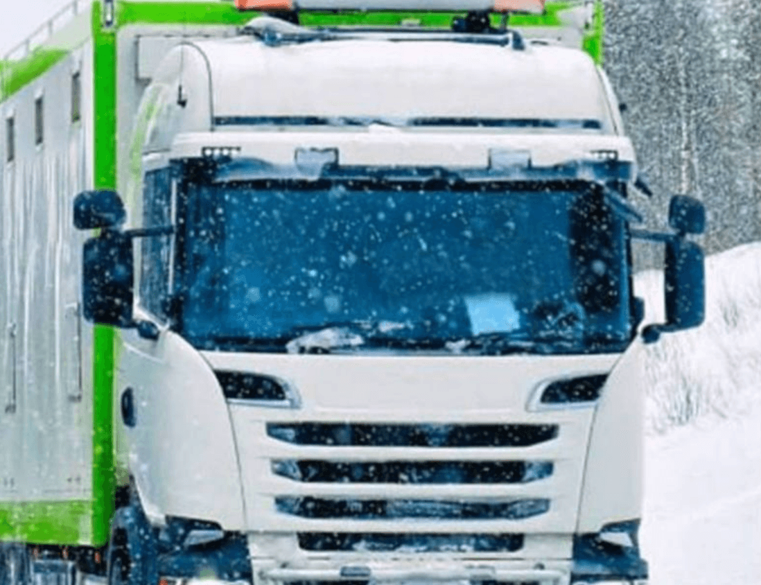 Через снігопад у столицю заборонили в’їзд вантажівок