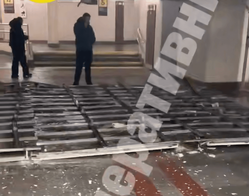 На станція метро «Теремки» впала підвісна стеля