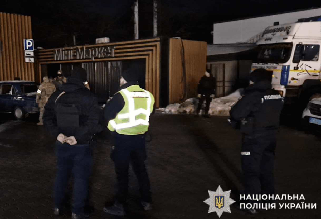 Під Чернівцями чоловік кинув гранату у поліцейську автівку: є постраждалі