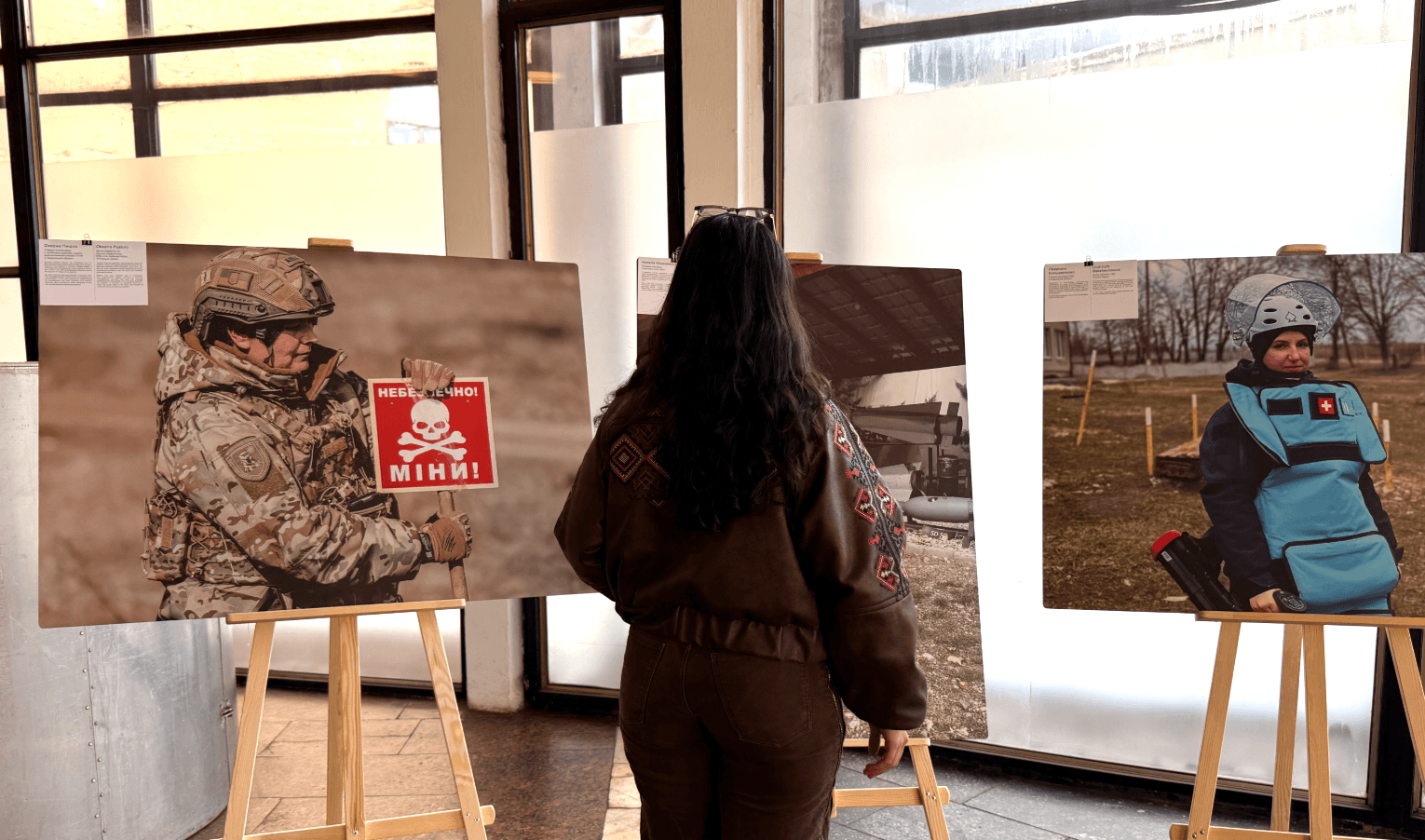 На станції «Золоті ворота» триває фотовиставка «Жінки у розмінуванні»