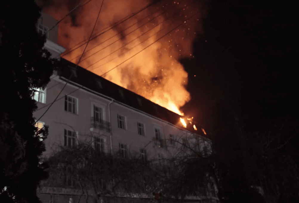 У Сумах росіяни вдарили по готелю – під час гасіння пожежі нанесли повторний удар