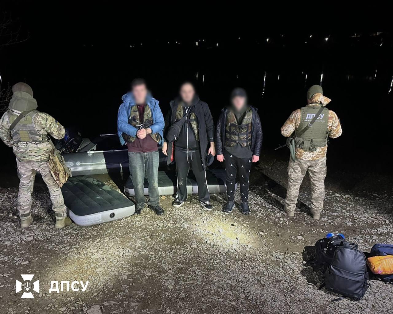 Тікали на матрацах до Молдови: прикордонники зірвали «нічний круїз»  чоловіків через Дністер