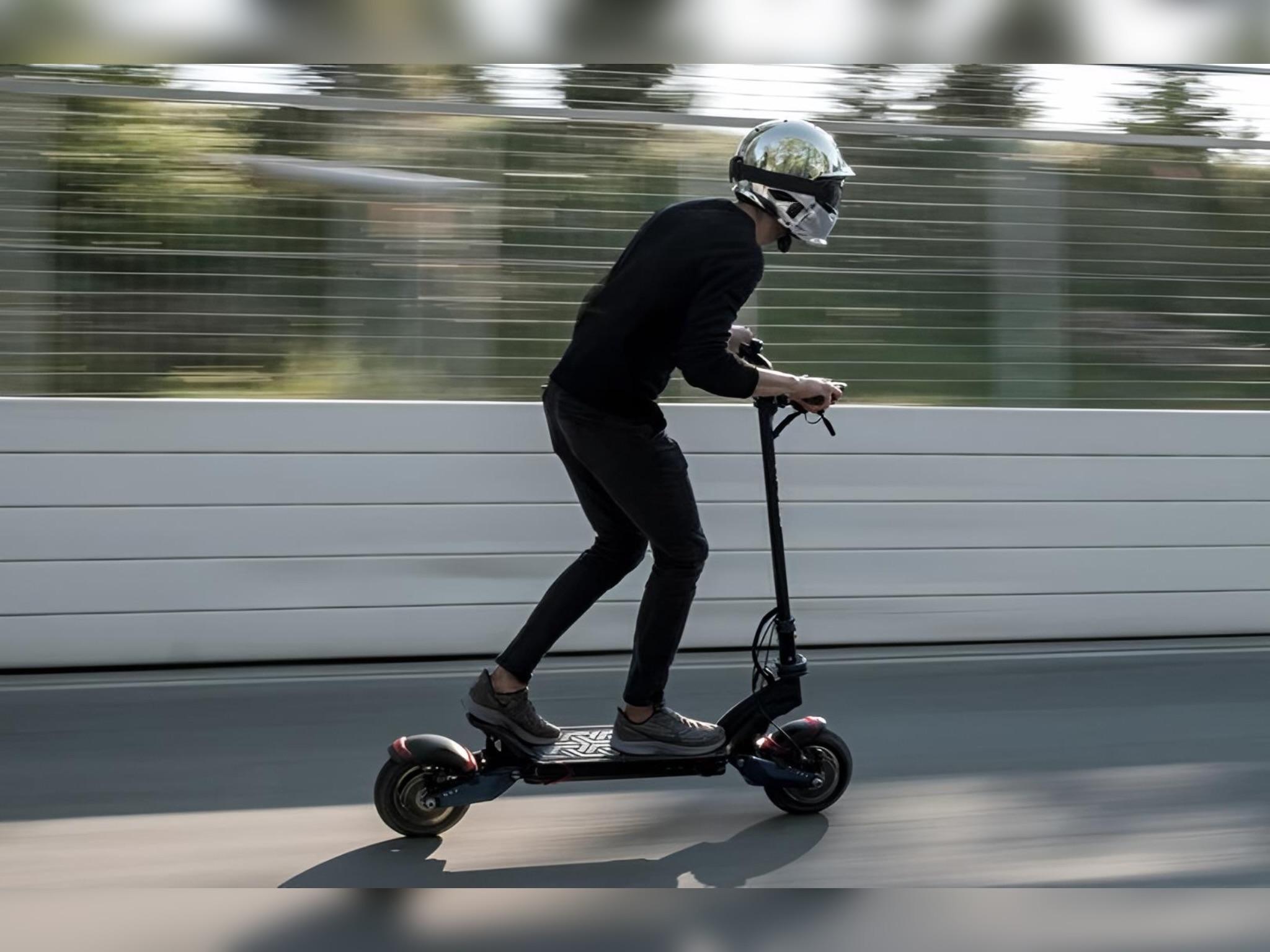 Битва за тротуар: новий сезон електросамокатів стартував