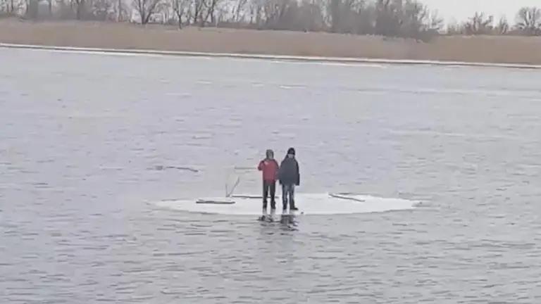 Рятувальники доправили до берега двох дітей, які плавали на крижині