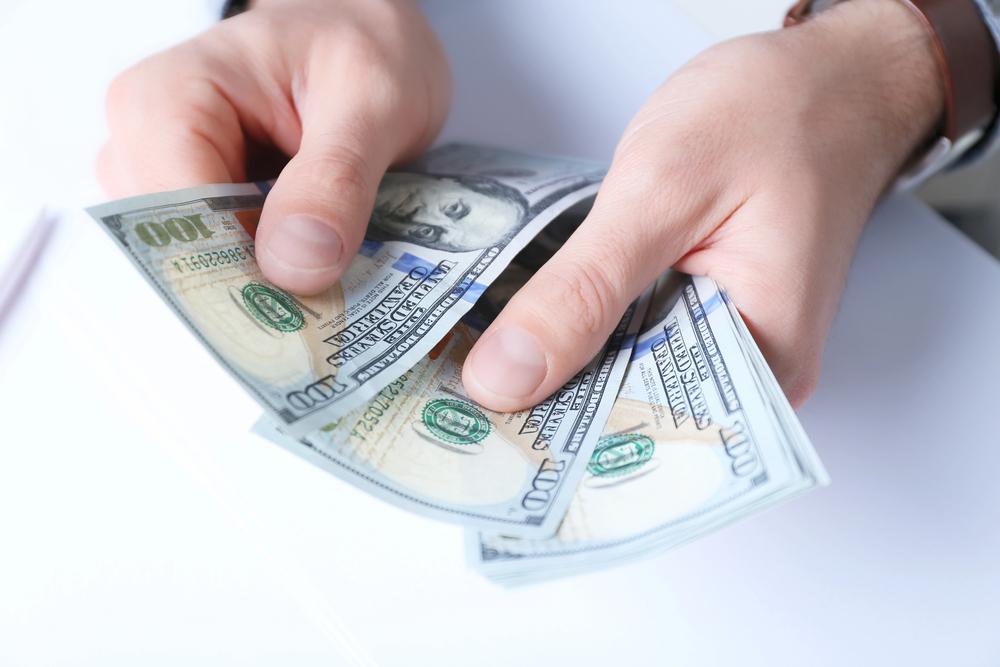 Курс у столичних обмінниках: де зараз вигідно обміняти долари та євро