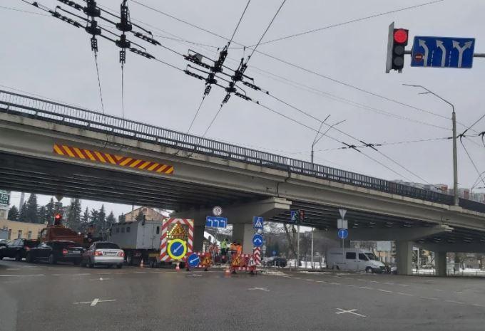 Мостом на “Нивках”, що став аварійним ледь не одразу після реконструкції, зацікавились аудитори