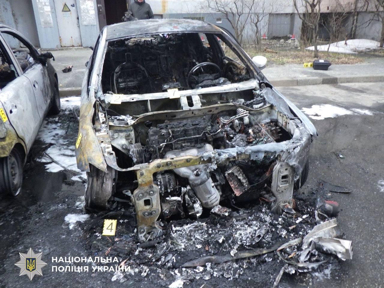 У Києві чоловік підпалив авто сусідки через конфлікт: йому загрожує до 10 років ув’язнення