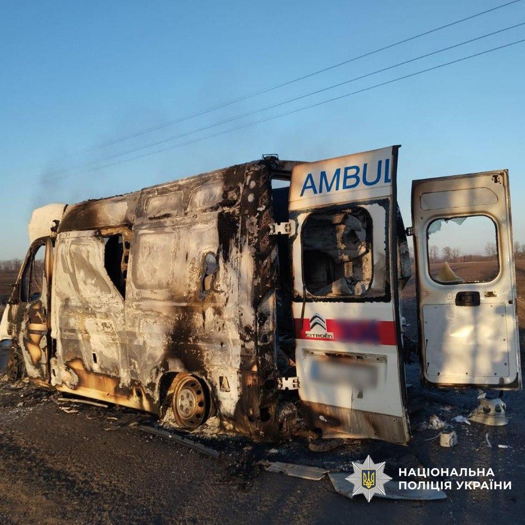Ворожий дрон поцілив по автомобілю “швидкої” на Харківщині, двоє медиків загинули