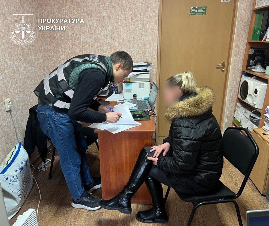 У Києві судитимуть жінку, яку обвинувачують у системному знущанні над 9-річним сином