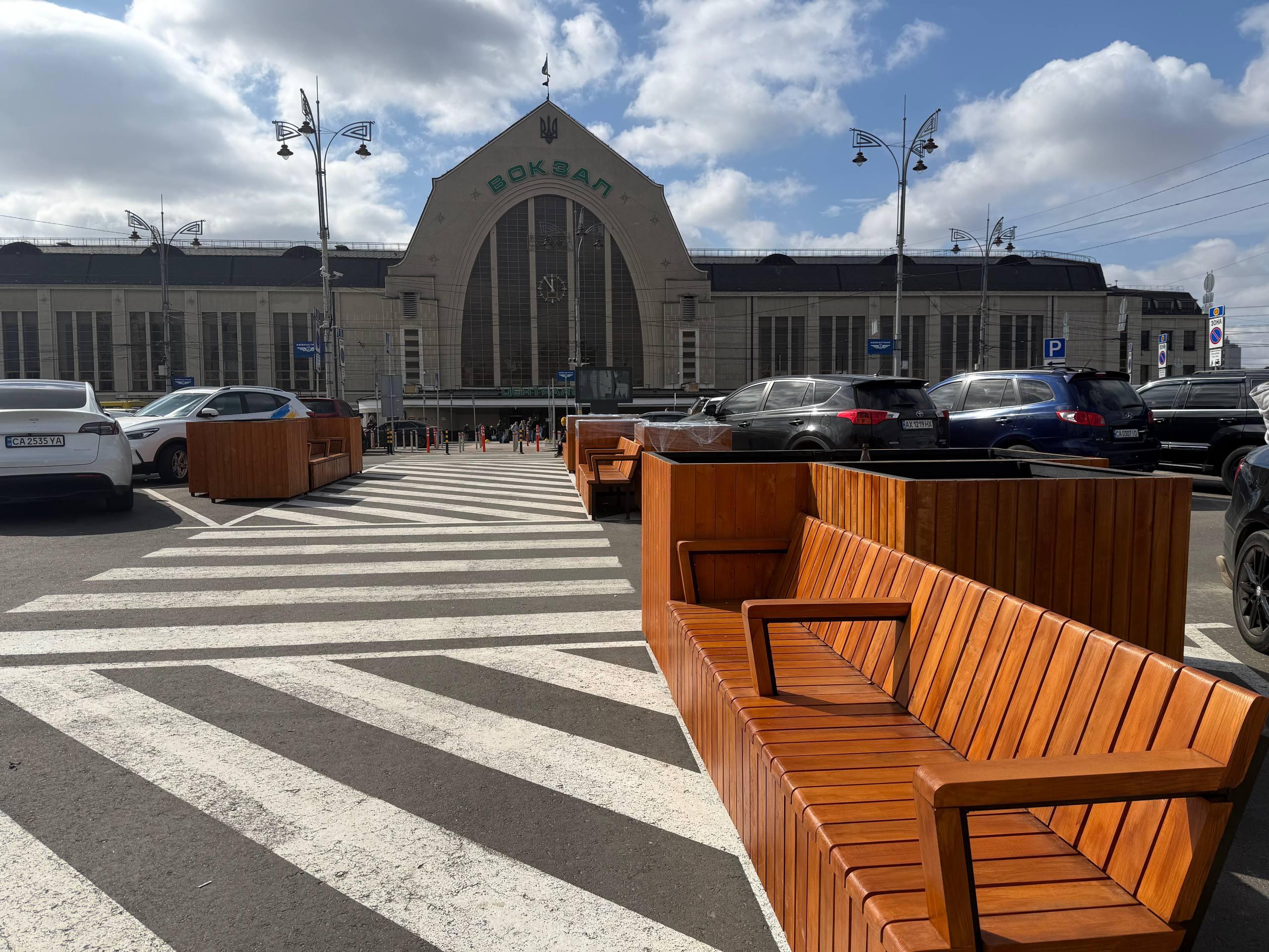 На паркінгу перед Центральним залізничним вокзалом встановили парклети