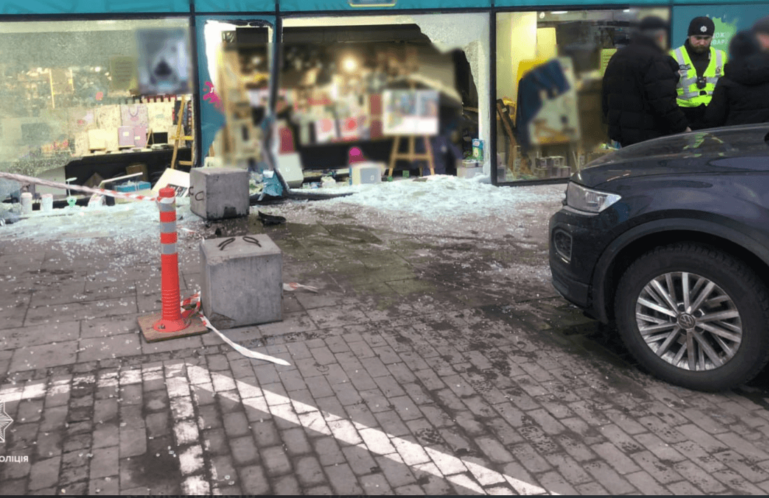 Автівка в’їхала у торговельний центр на Берестейському проспекті