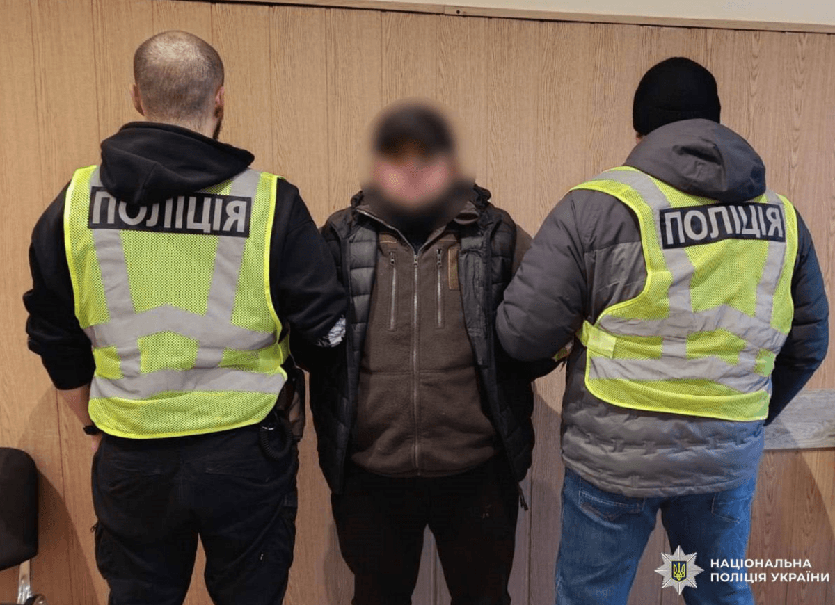 Поліція затримала іноземця, який влаштував танці на Народному меморіалі на Майдані Незалежності