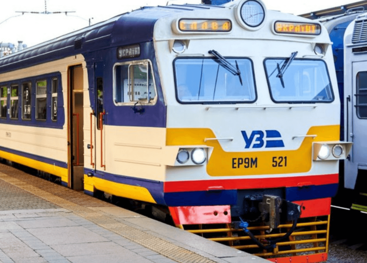 Під час ранкової атаки з міської електрички евакуювали пасажирів