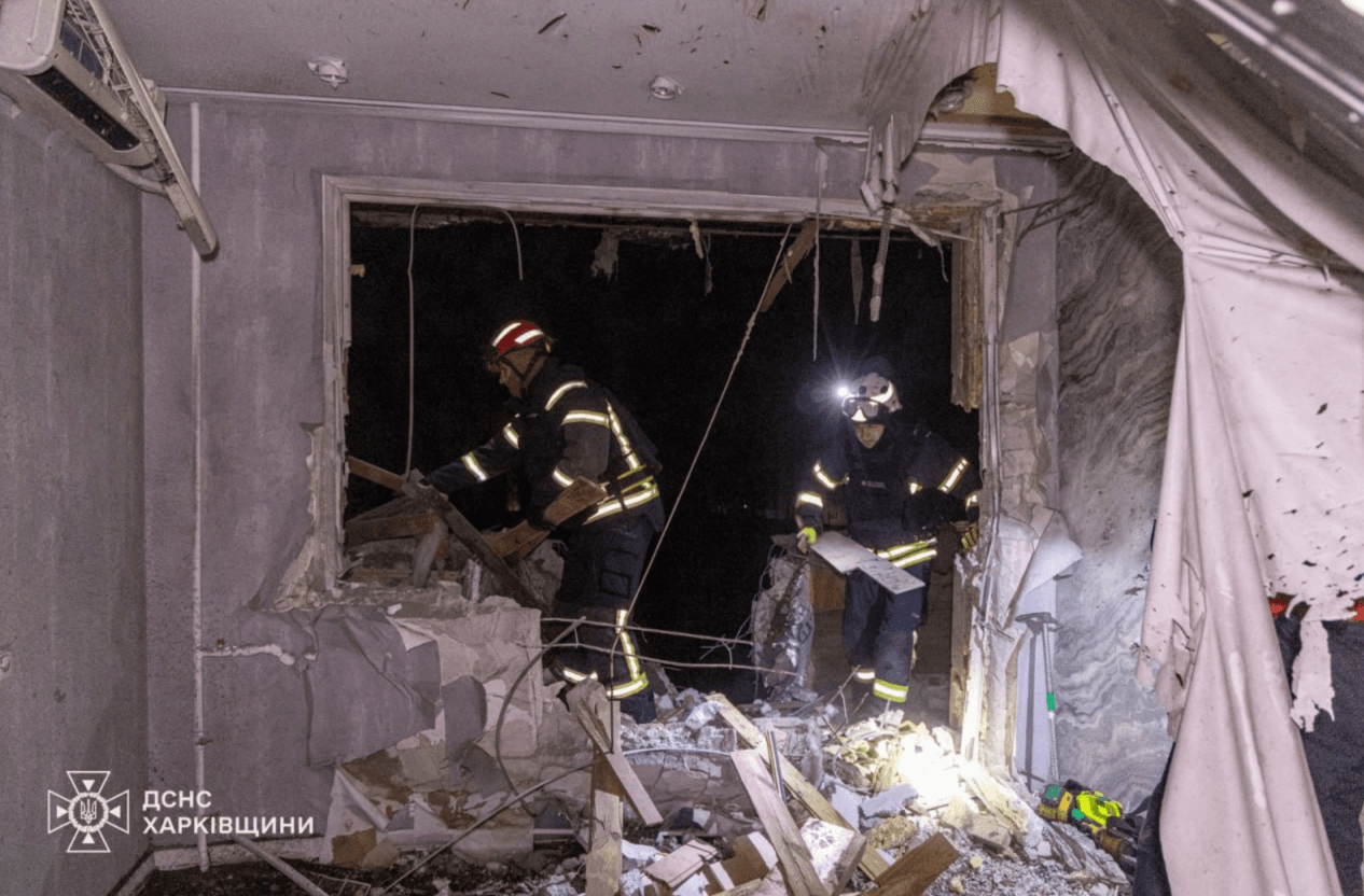 Росіяни поцілили у багатоповерхівку у Харкові: 8 людей постраждали