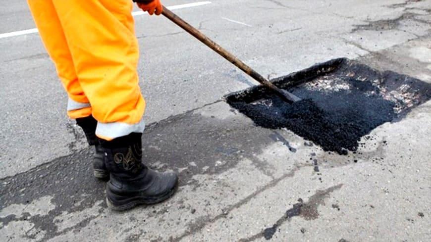 “Асфальт зійшов зі снігом”: у Києві триває ремонт доріг після зими