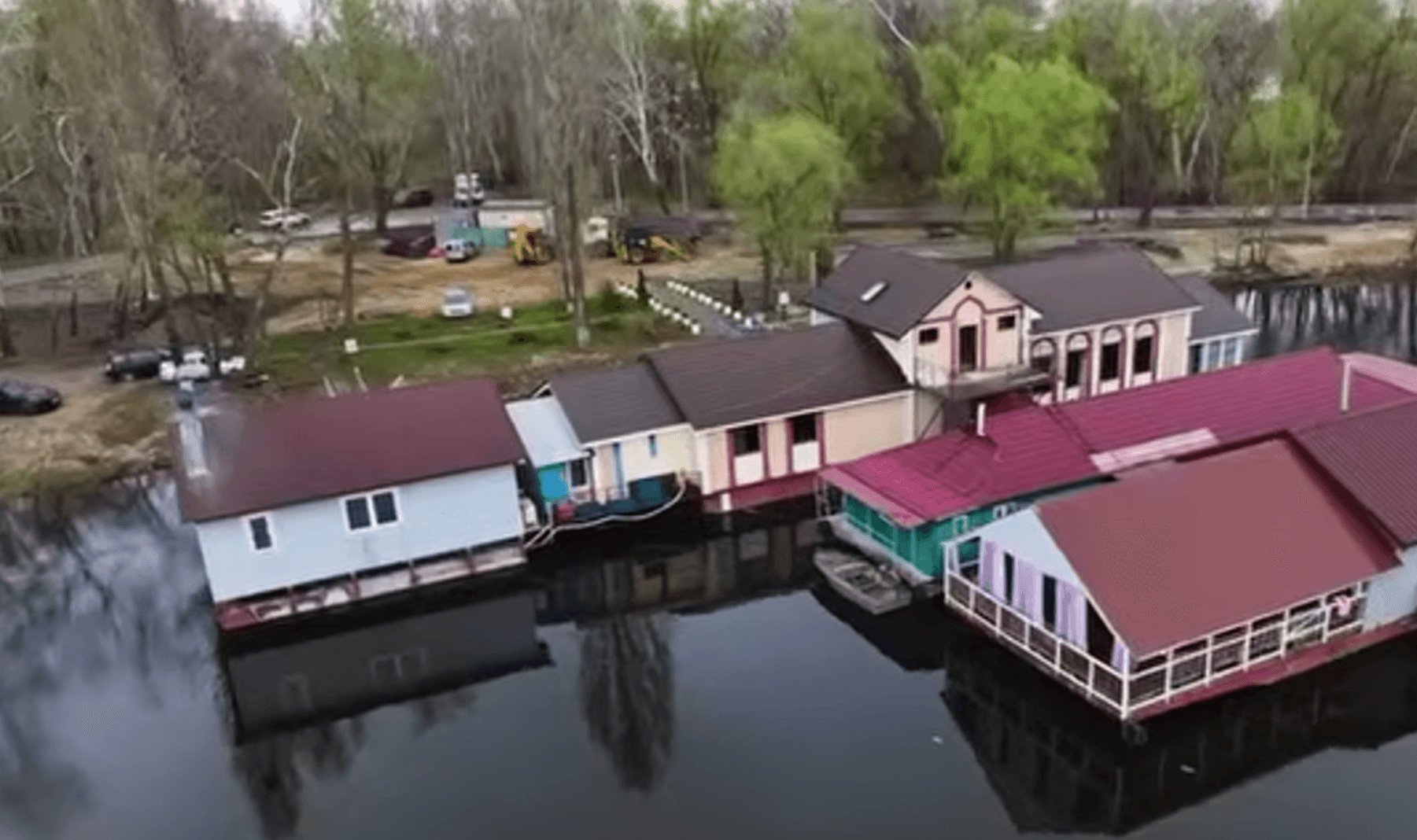 Затоку Наталка звільнили від плавучих кафе