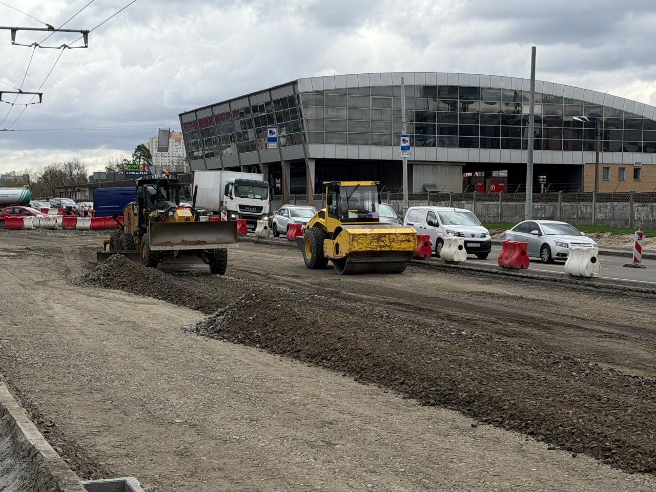 Під шляхопроводом біля ст. м. «Дарниця» ремонтують ділянку Броварського проспекту та підземний перехід 