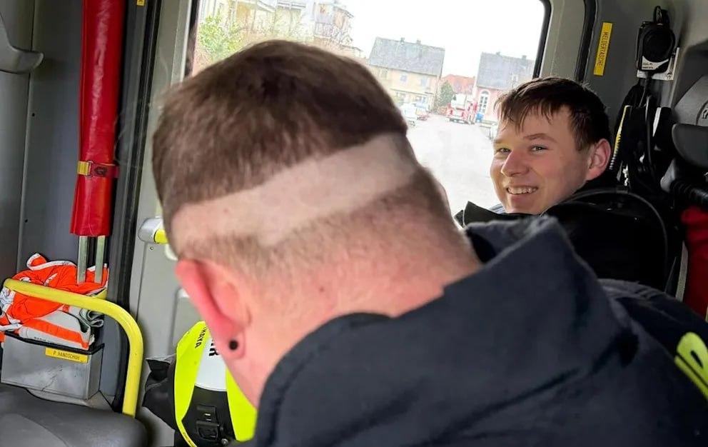 У Австрії пожежник отримав виклик під час стрижки — і став зіркою соцмереж через свою незвичайну зачіску