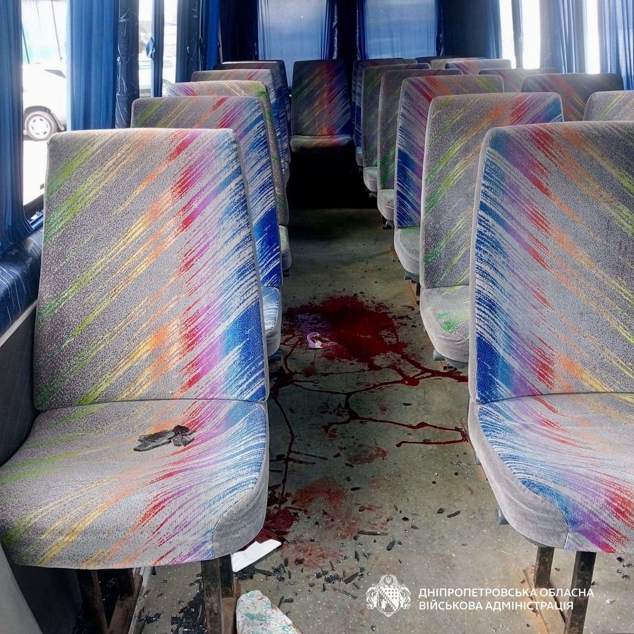 Росіяни вдруге за день поцілили у рейсовий автобус на Нікопольщині: п’ятеро поранених