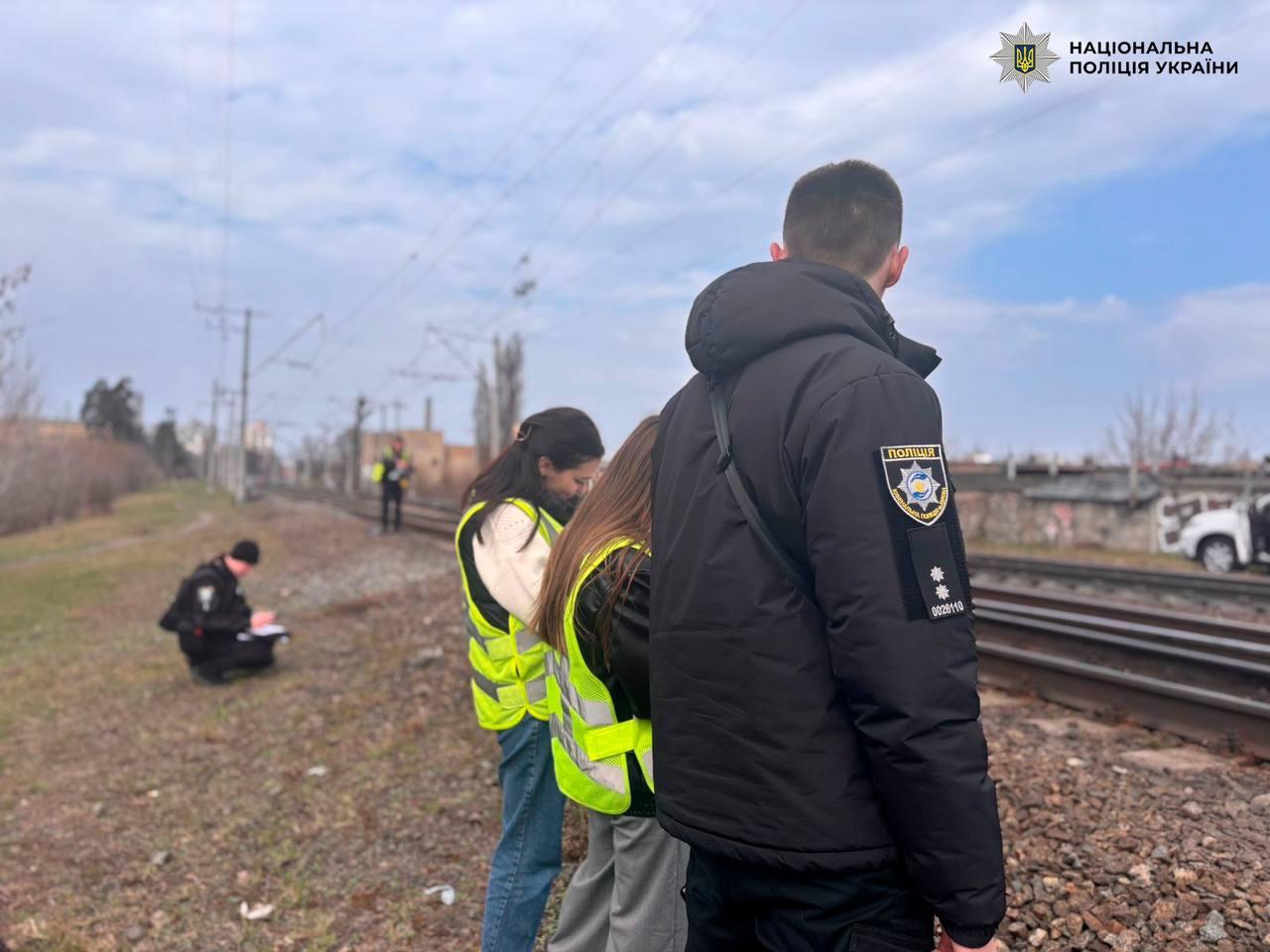 Малолітній зачепер загинув під колесами електрички на Святошині