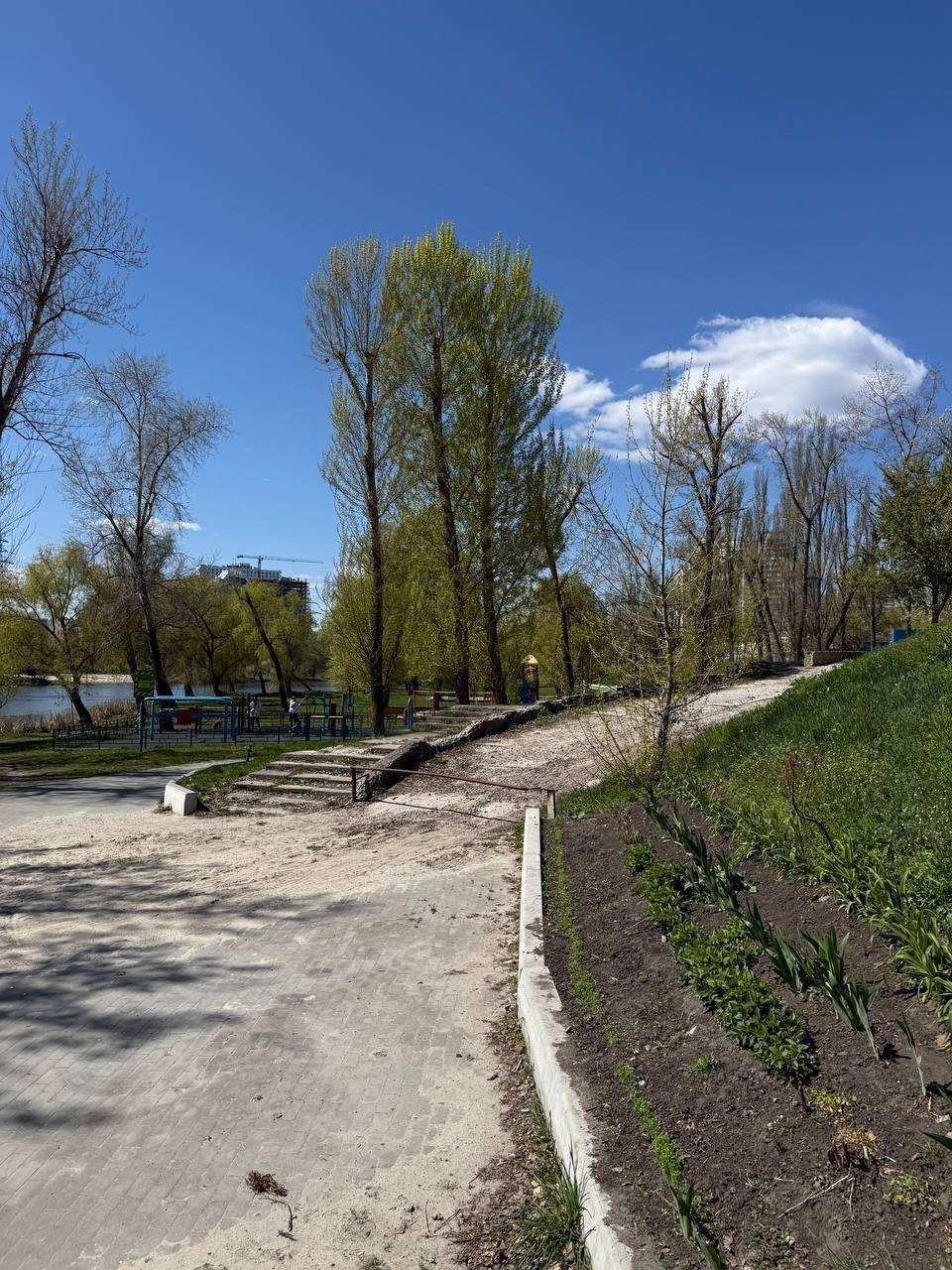 На Оболоні реконструюють вхід до зони відпочинку біля Вербного озера