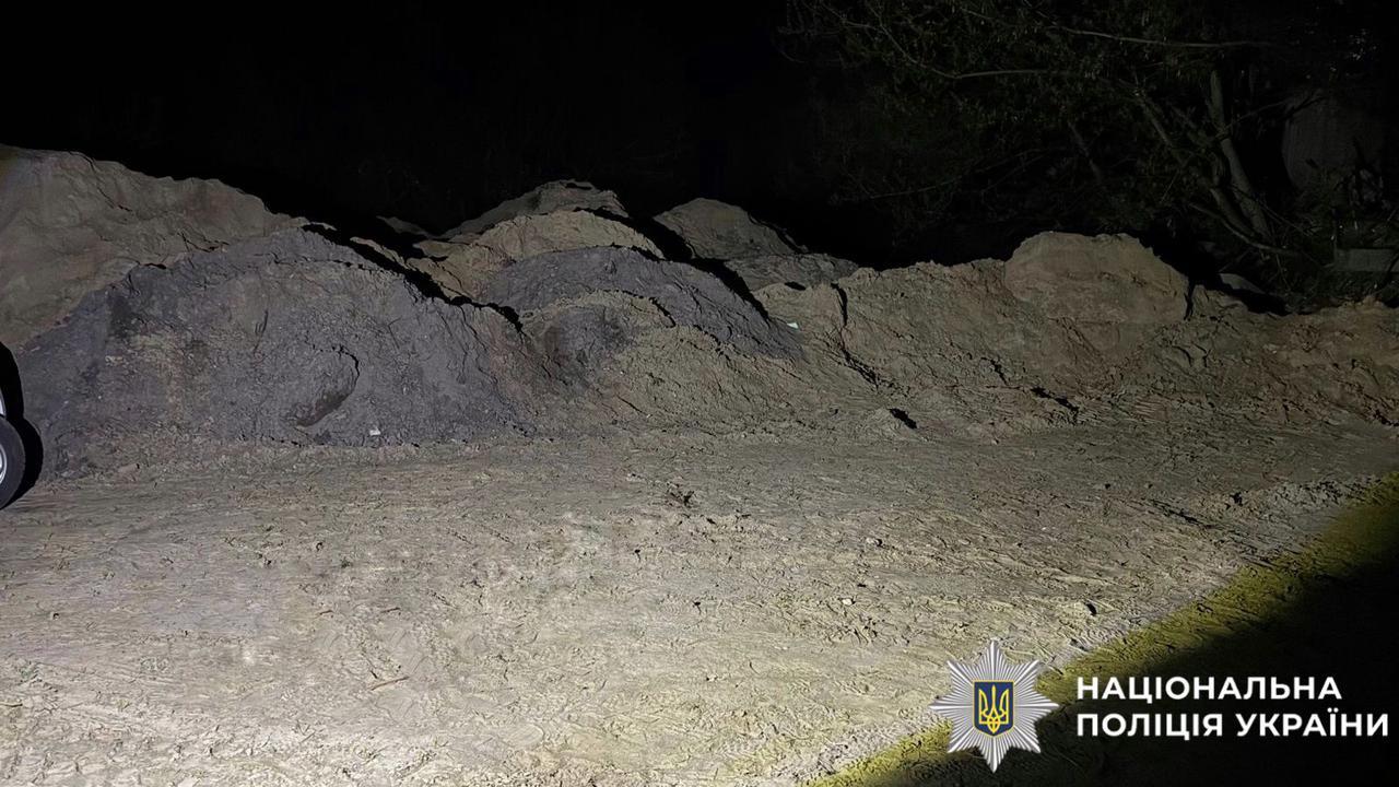 Діти копали тунелі: подробиці загибелі хлопчика під купою піску від поліції