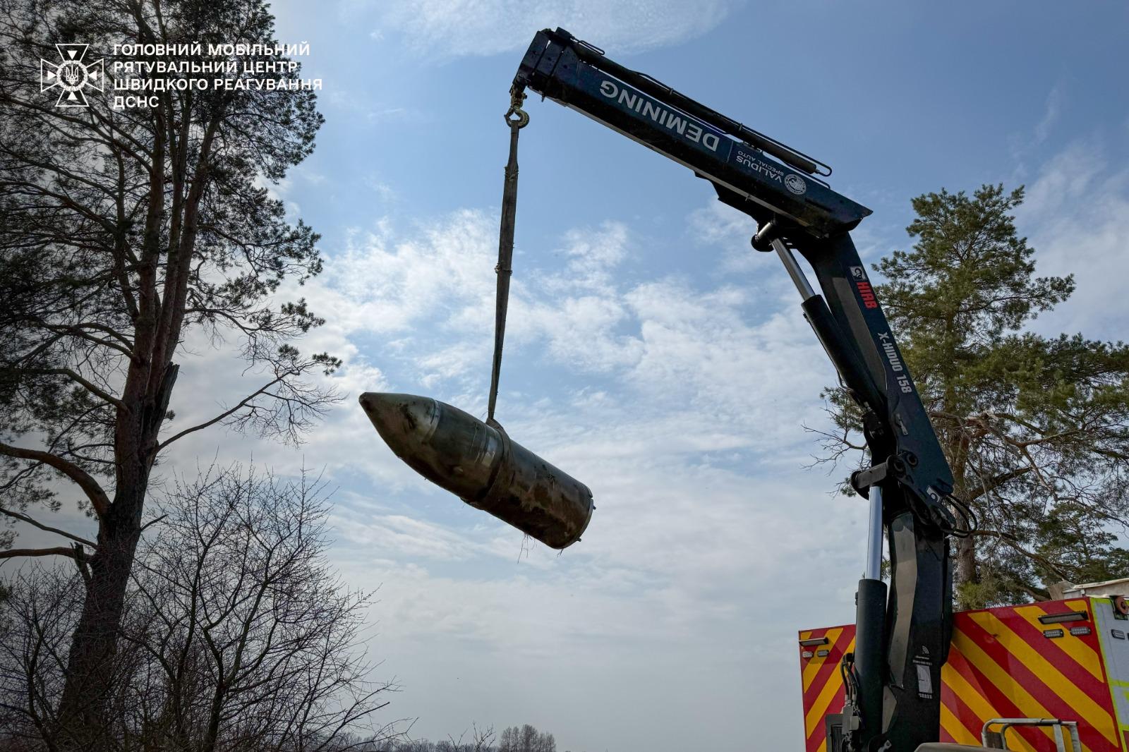 Фермер з Київщини під час обробітку поля знайшов бойову частину ракети «Кинджал»