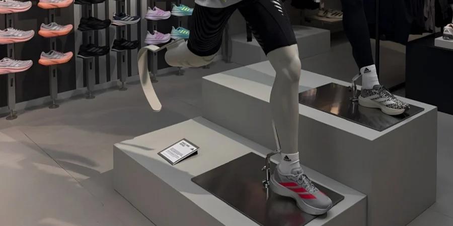 В українських магазинах adidas тепер можна купити лише одну кросівку