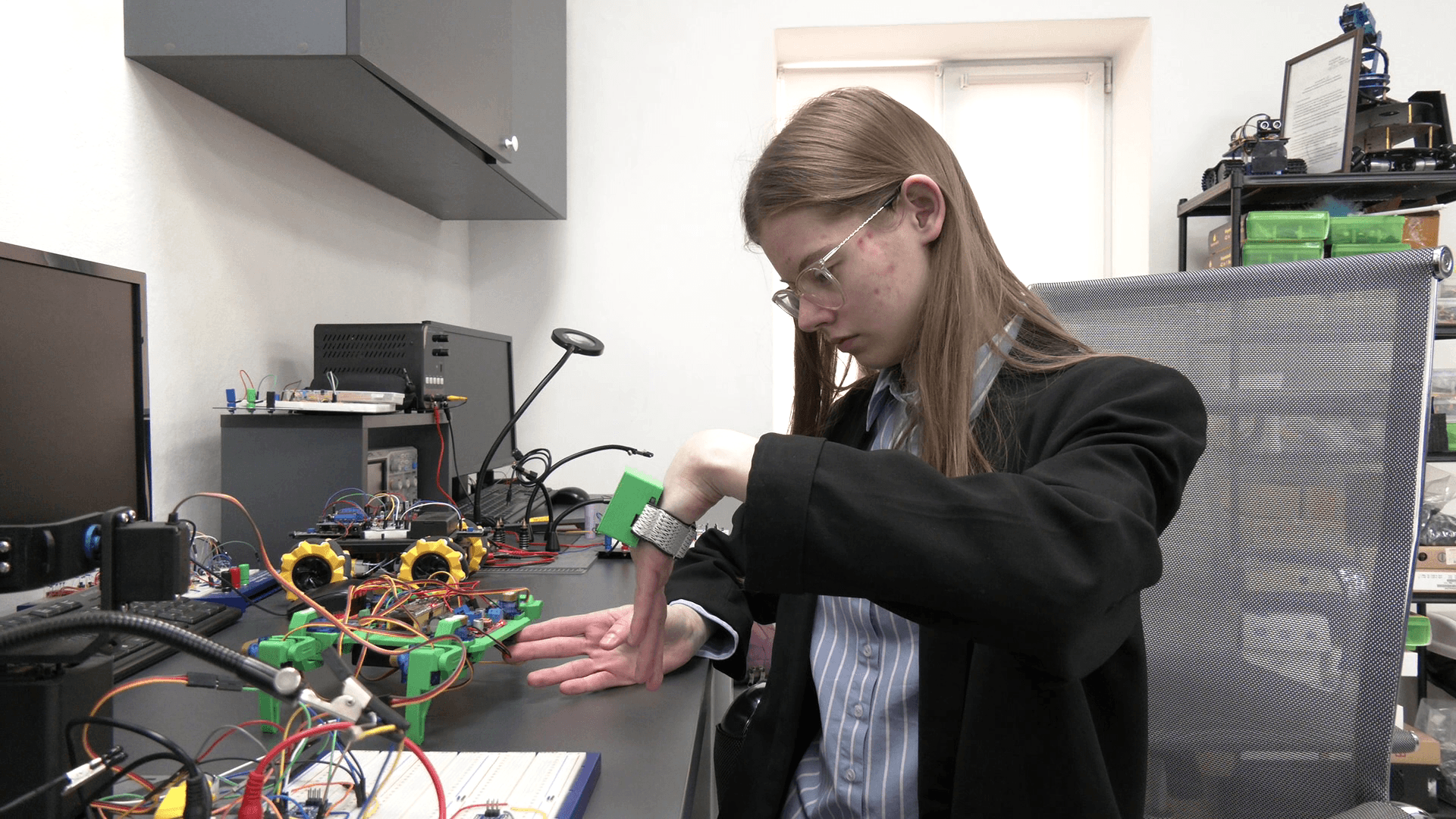 Українські студенти розробили наземний дрон, який виявляє вибухівку та обробляє поля