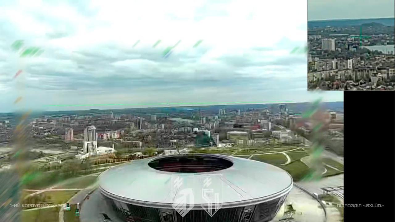 “Азов” показав роботу ударних дронів біля Донецька: частина БпЛА пролетіла над районом “Донбас-Арени”