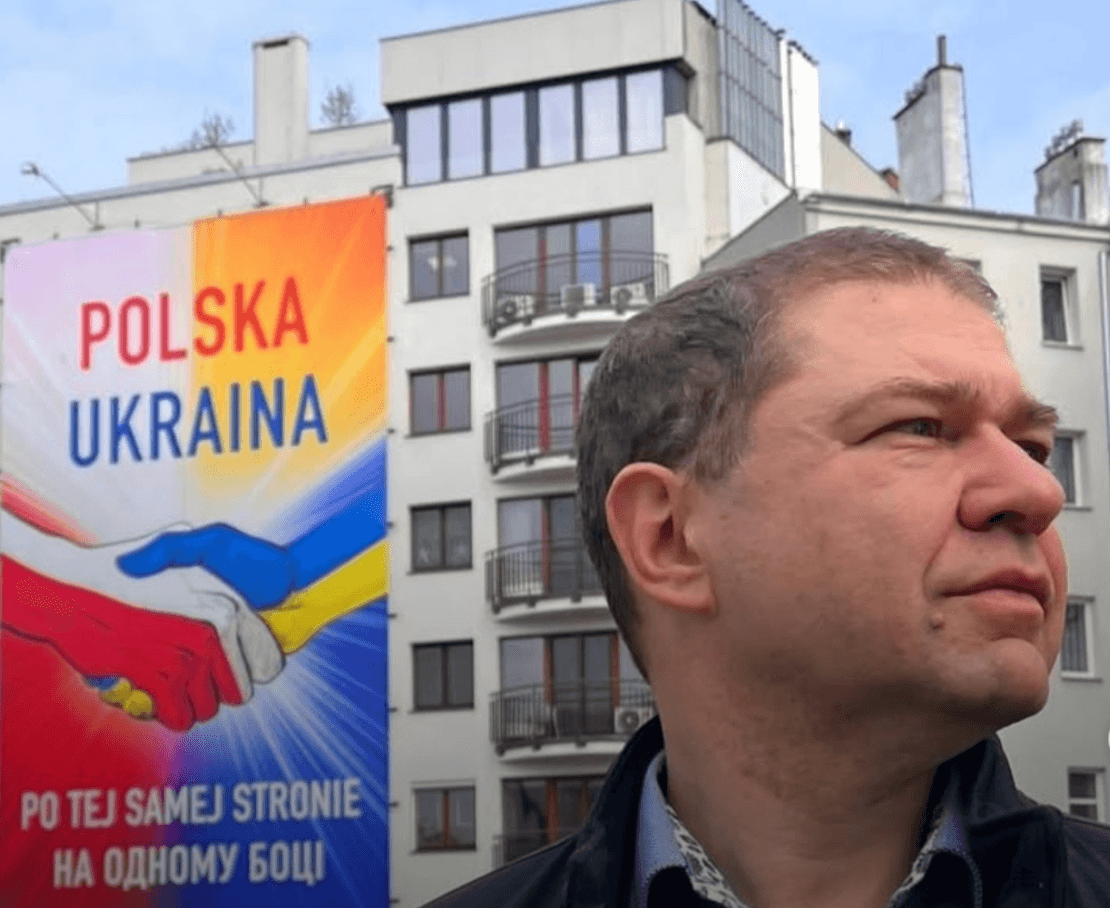 Польський активіст вивісив у центрі Варшави білборд на підтримку України