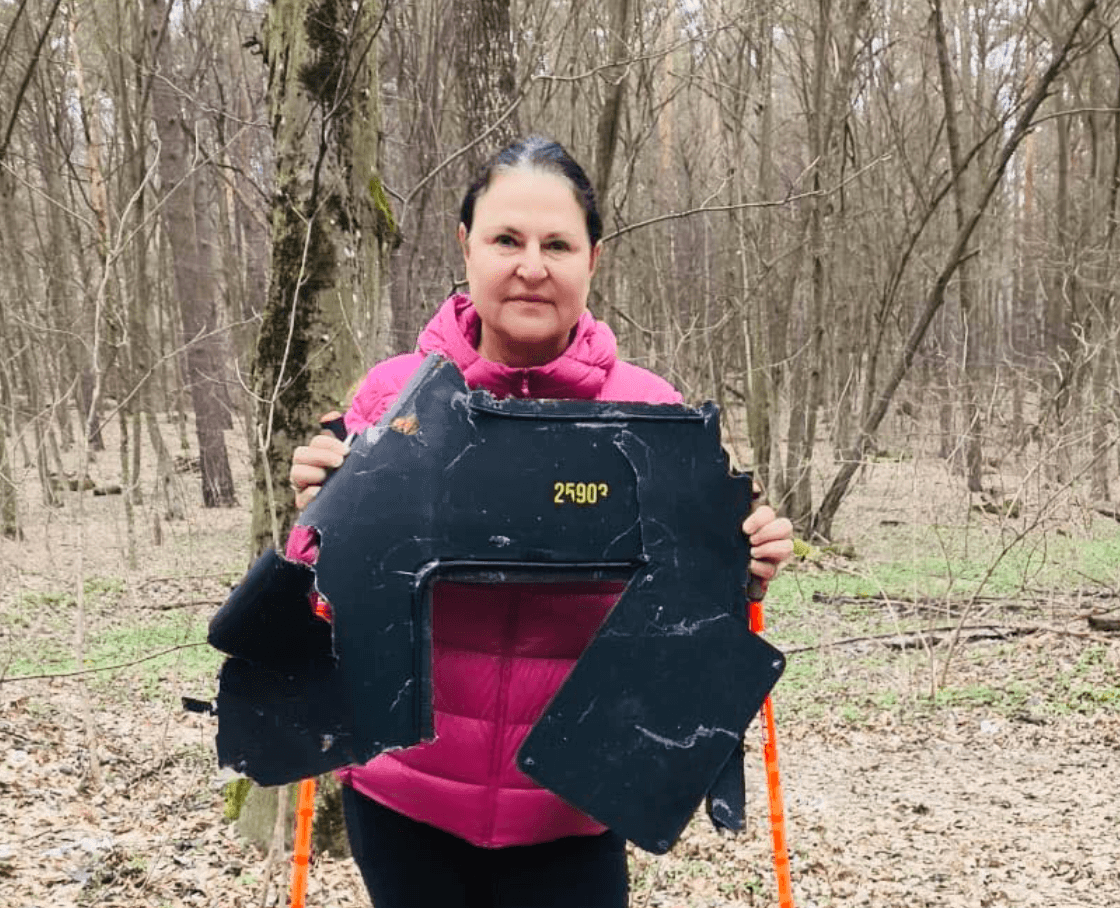 Посол ЄС під час прогулянки лісом у Києві знайшла уламок безпілотника