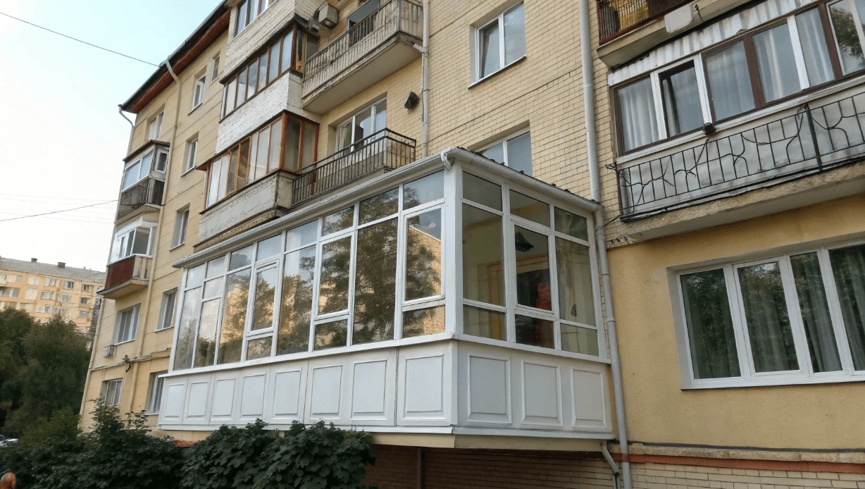 Чи потрібно отримувати дозвіл на скління балкона в Україні?