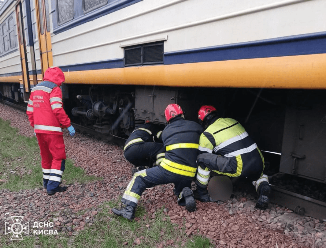 На Святошині під колесами поїзда загинув чоловік