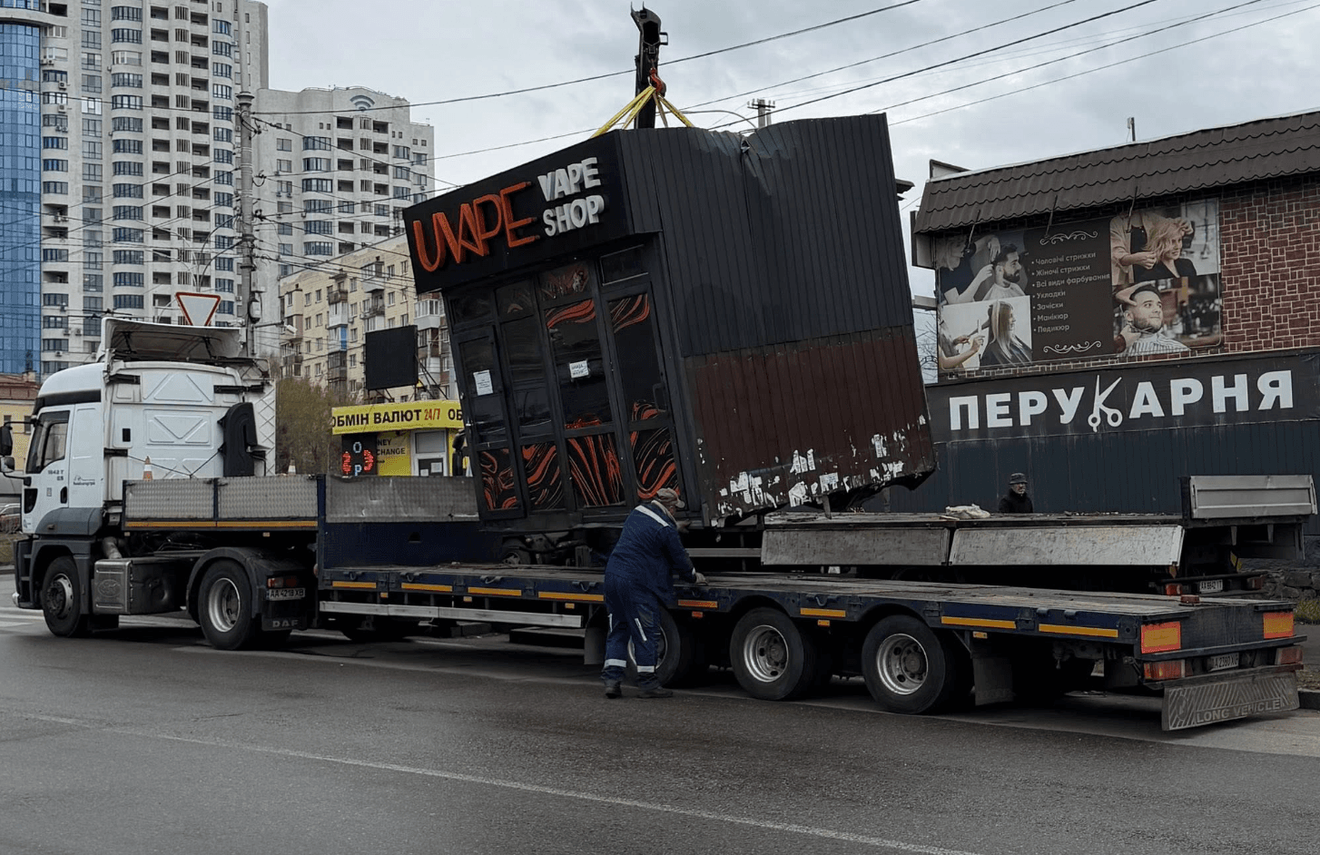 На Голосіївському проспекті демонтували магазин з продажу вейпів
