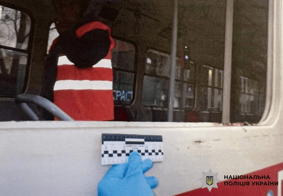 У Києві хуліган намалював графіті у трамваї, розбив вікно та втік