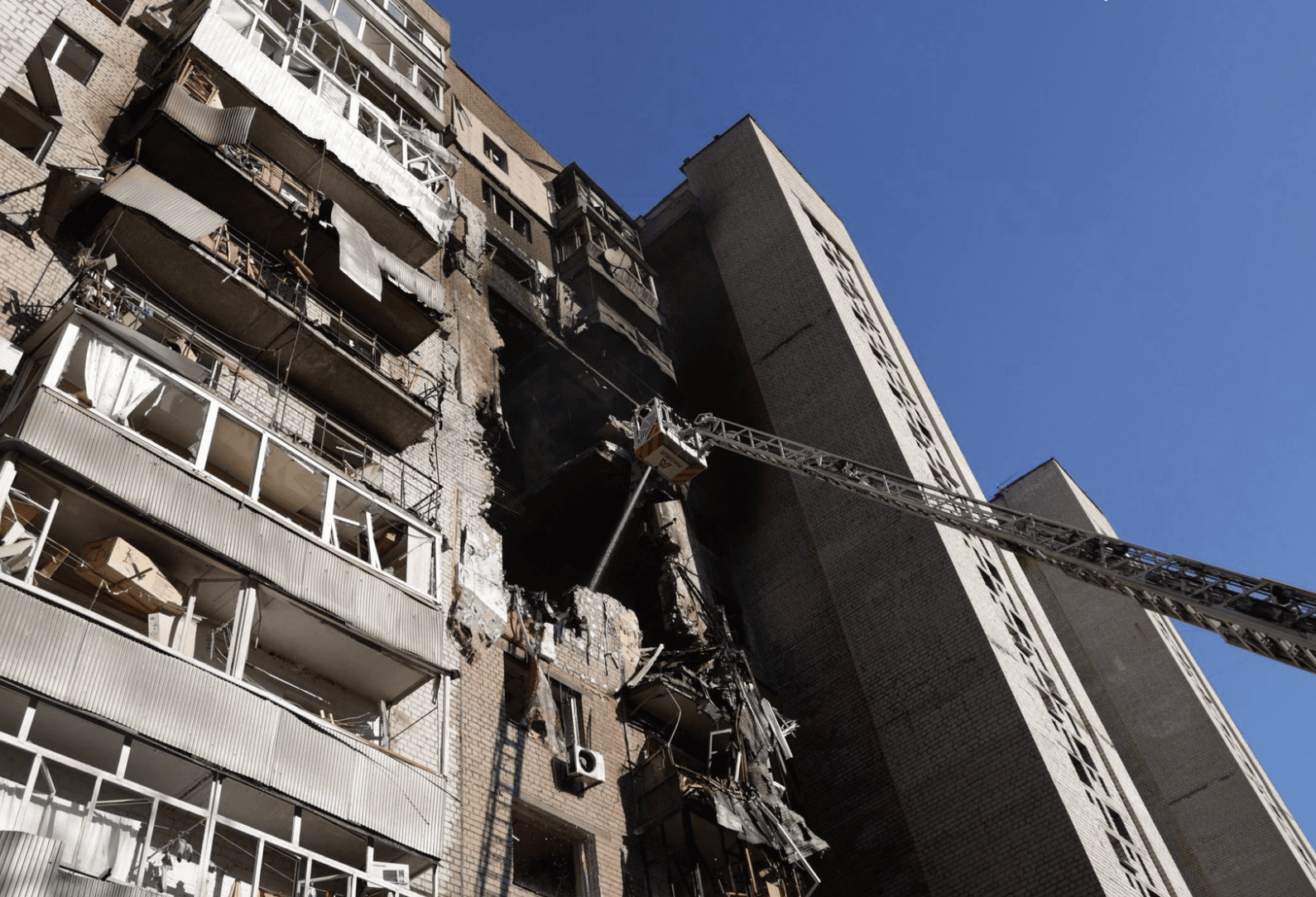 Ворог поцілив у багатоповерхівку у Дніпрі: двоє людей загинули, ще 10 – постраждали