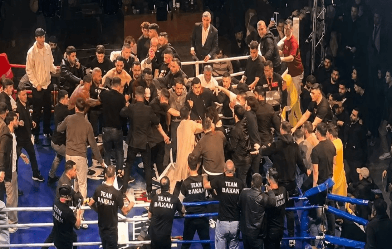 Боксера з Росії закидали стільцями після чемпіонського бою в Туреччині