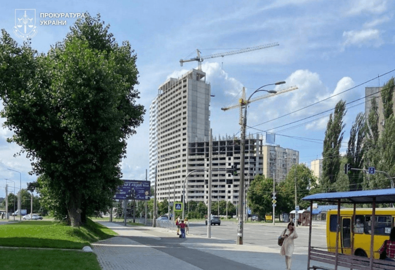 Гендиректор будівельної компанії незаконно звів ЖК у Подільському районі