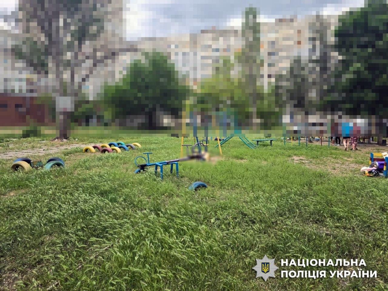 Росіяни обстріляли дитмайданчик у Херсоні: загинув чоловік, його дружина і діти поранені