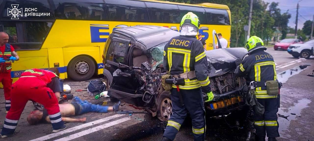 У Борисполі позашляховик зіткнувся з рейсовим автобусом, є загиблий і постраждалі