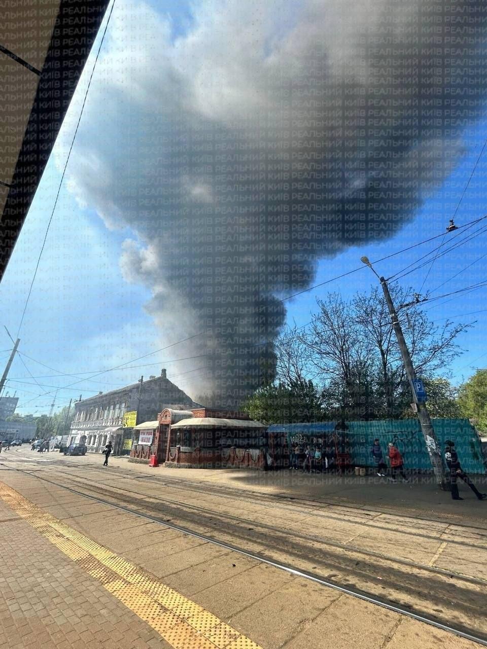На Куренівці перекрили вулицю через масштабну пожежу